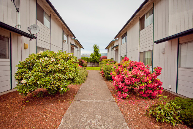 Northcourt Apartments in Springfield, OR - Foto de edificio - Building Photo