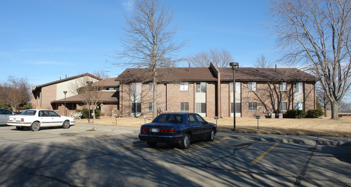 301 Cedardale Rd in Papillion, NE - Foto de edificio