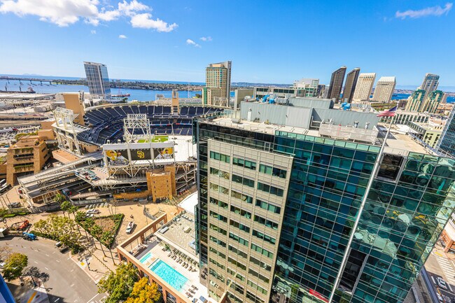 321 10th Ave, Unit 2402 in San Diego, CA - Foto de edificio - Building Photo