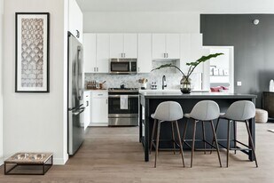 Logan Apartments in Chicago, IL - Building Photo