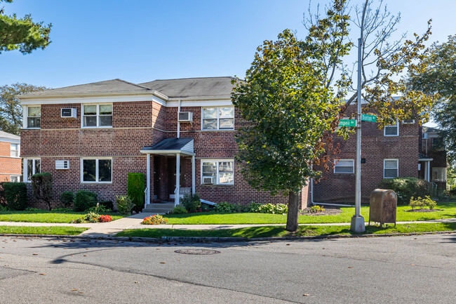 Holliswood Gardens in Hollis, NY - Foto de edificio - Building Photo