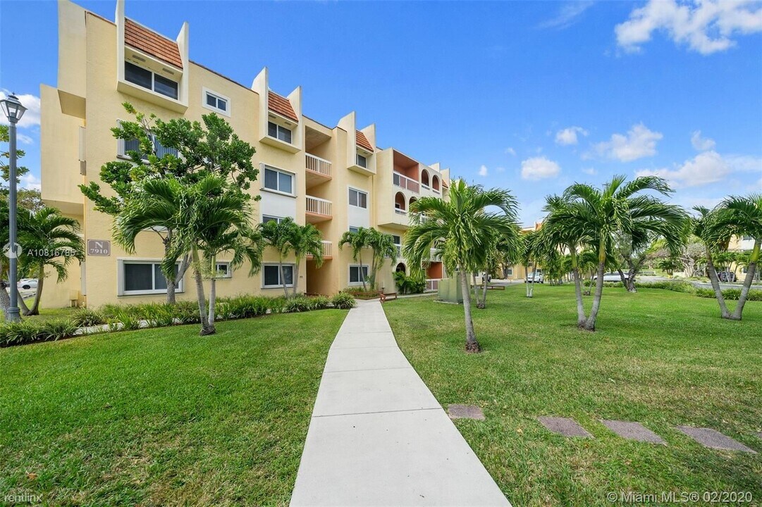 7915 Camino Real-Unit -Apt 401N in Miami, FL - Building Photo