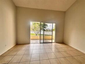 3457 NW 44th St, Unit 201 in Lauderdale Lakes, FL - Building Photo - Building Photo