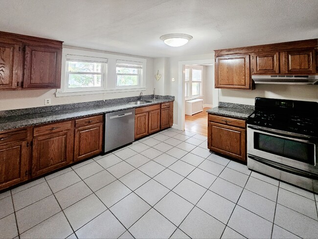 11 Keefe Ave, Unit 2 in Newton, MA - Foto de edificio - Building Photo