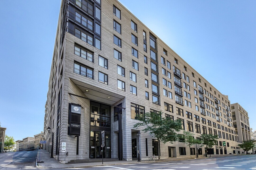 340 Rue du Champ de Mars in Montréal, QC - Building Photo