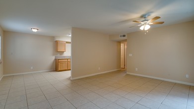 812 Karma Ct in Bakersfield, CA - Foto de edificio - Building Photo