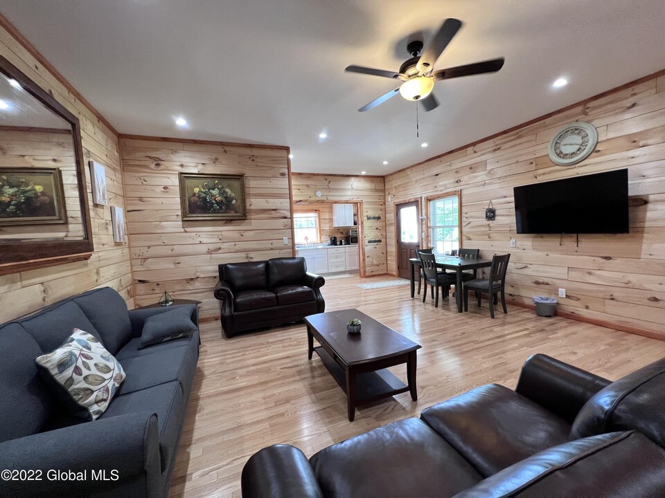 298 Wilton Gansevoort Rd-Unit -Apt A in Gansevoort, NY - Foto de edificio