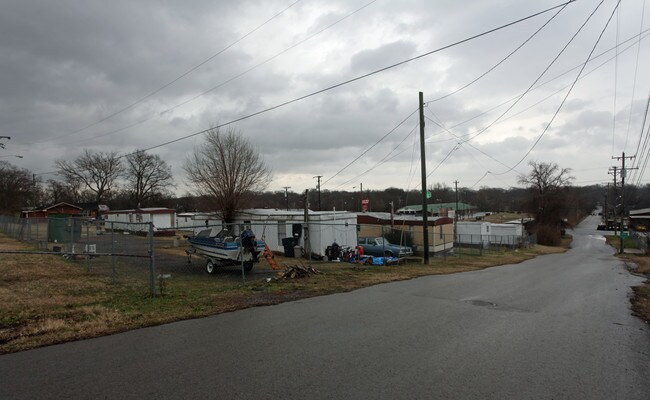 1326 Dickerson Pike in Nashville, TN - Foto de edificio - Building Photo