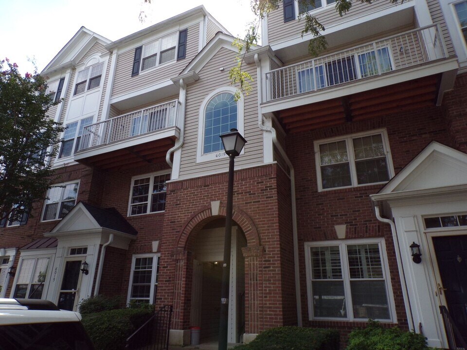 6015 Terrapin Pl in Alexandria, VA - Foto de edificio