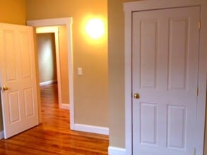 Spacious 4-Bedroom Home in Heart of Lowell in Lowell, MA - Foto de edificio - Building Photo