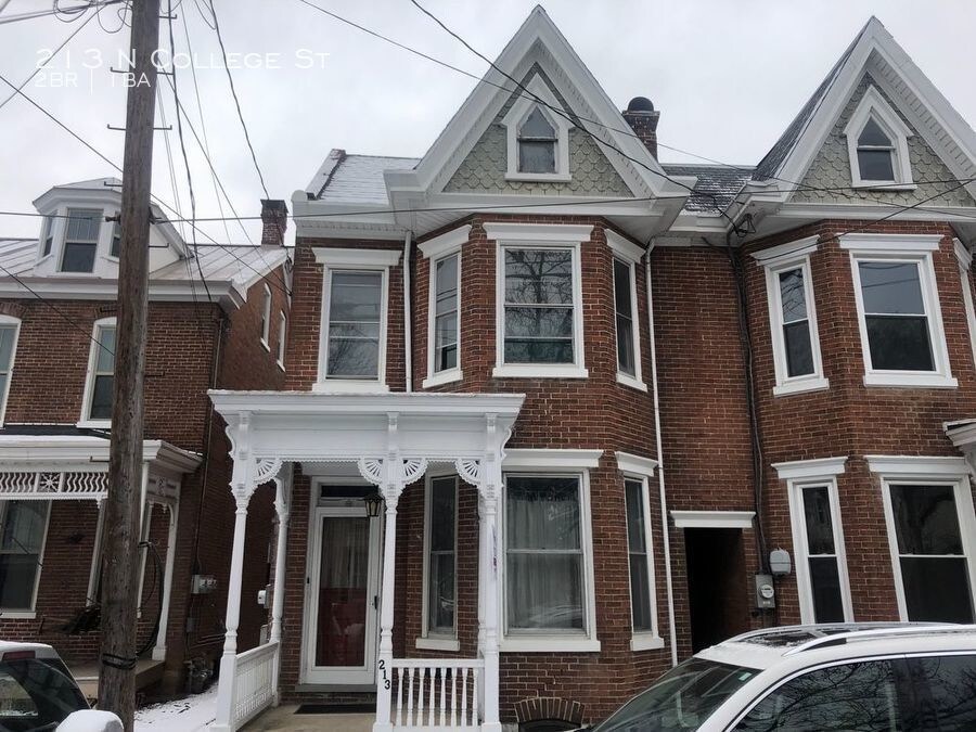 213 N College St in Carlisle, PA - Building Photo