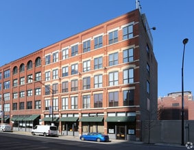 410 W Grand Ave in Chicago, IL - Building Photo - Primary Photo