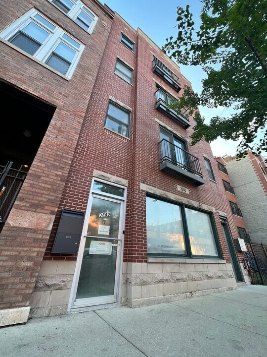 3240 N Sheffield Ave in Chicago, IL - Building Photo