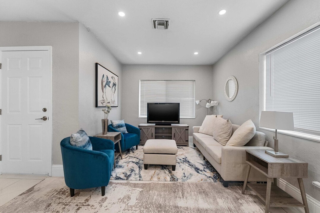 2227 Cody St in Hollywood, FL - Building Photo