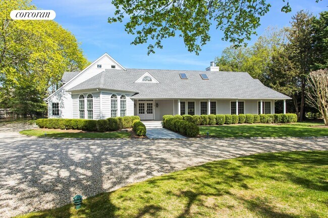 48 Sheppard St in Westhampton Beach, NY - Building Photo - Building Photo