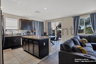 1104 Greenbrier Dr in Hanford, CA - Building Photo - Building Photo