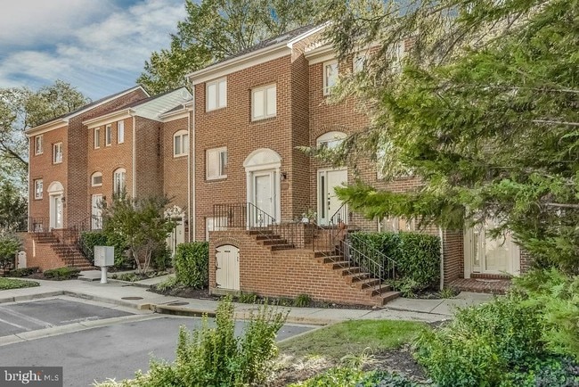 property at 1809 N Uhle St