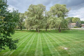 20295 Independence Dr, Unit c in Brookfield, WI - Foto de edificio - Building Photo