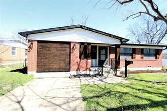 10938 Park Oak Cir in Dallas, TX - Foto de edificio - Building Photo