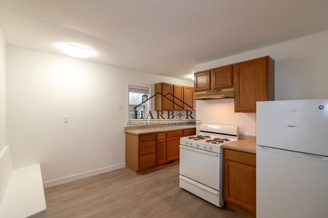 property at 224 9th Ave NW