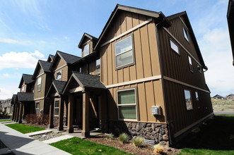 Fairhaven Townhomes in Redmond, OR - Building Photo - Building Photo