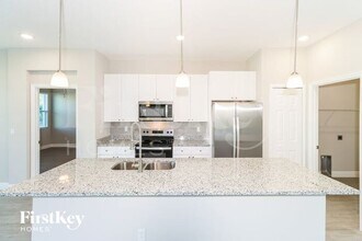 706 Reading St SE in Palm Bay, FL - Foto de edificio - Building Photo