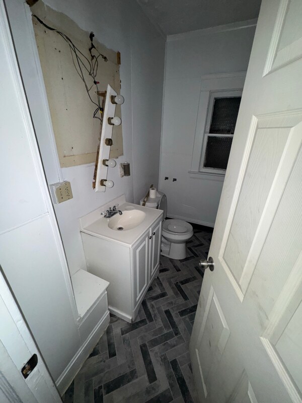 1872 Lampson Rd in Cleveland, OH - Foto de edificio - Building Photo