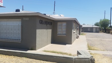 7040 NW Grand Ave in Glendale, AZ - Building Photo - Building Photo