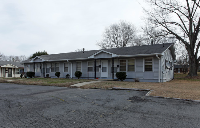 412-420 S College St in Dallas, NC - Foto de edificio - Building Photo