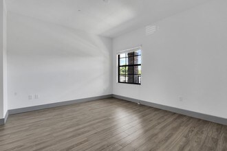 630 NE 14th Ct-Unit -201 in Fort Lauderdale, FL - Building Photo - Building Photo