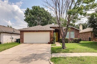 638 Silvertop Rd in Arlington, TX - Building Photo