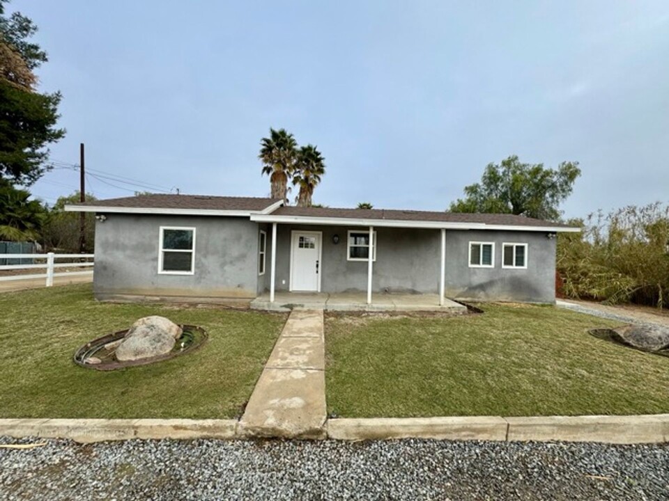 27300 Peach St in Perris, CA - Building Photo