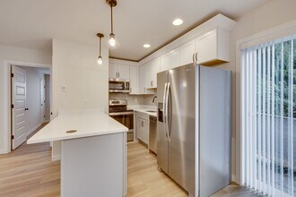 15608 E Shore Dr in Lynnwood, WA - Building Photo - Building Photo