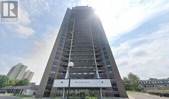 900 Dynes Rd in Ottawa, ON - Building Photo