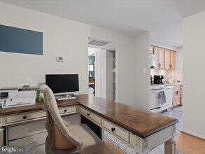 11232 Chestnut Grove Square in Reston, VA - Foto de edificio - Building Photo