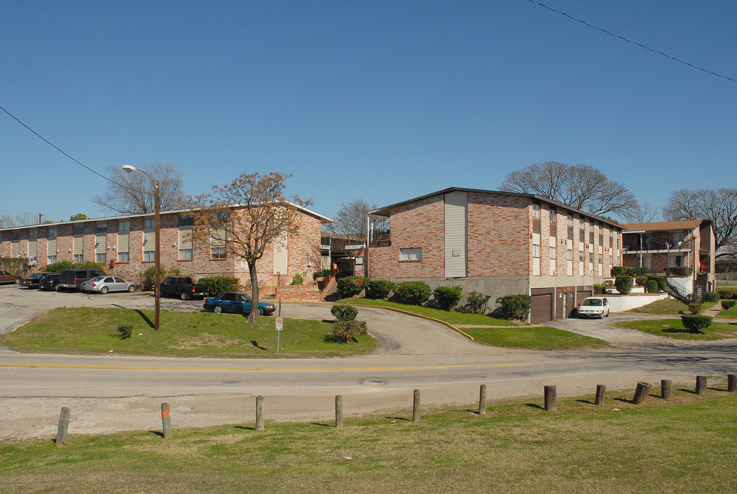 Skylane Central in Houston, TX - Building Photo