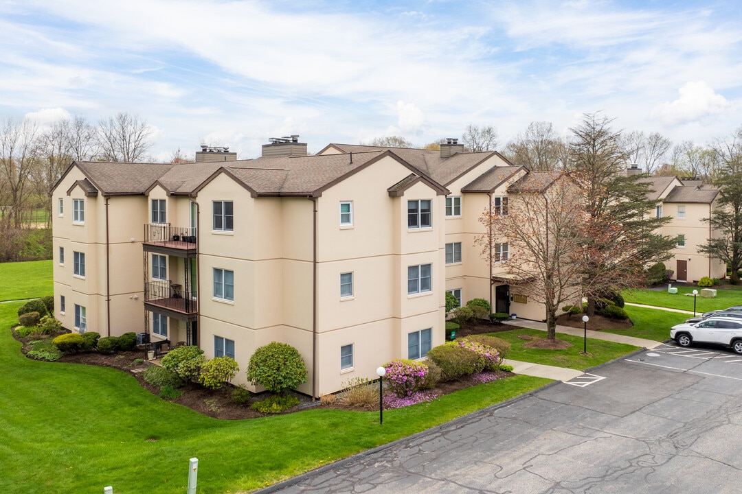 Rosewood Estates in Cumberland, RI - Foto de edificio