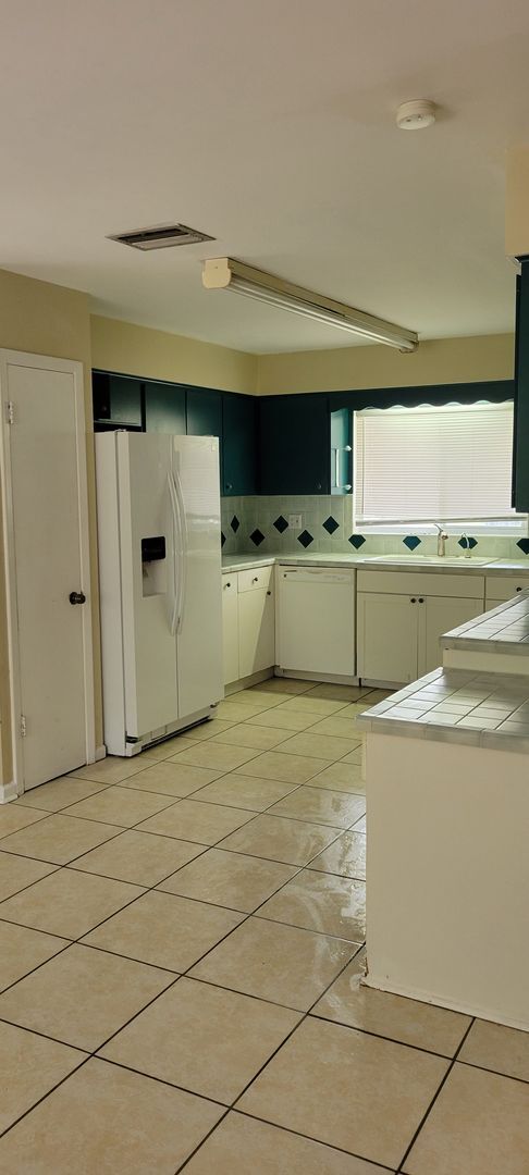 2201 NW 36th Dr in Gainesville, FL - Building Photo - Building Photo