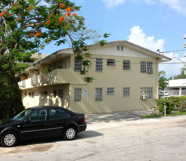 2551 SW 27th Ave in Miami, FL - Building Photo - Building Photo