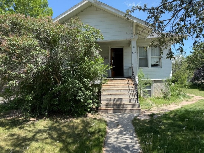property at 825 N Broadway Ave
