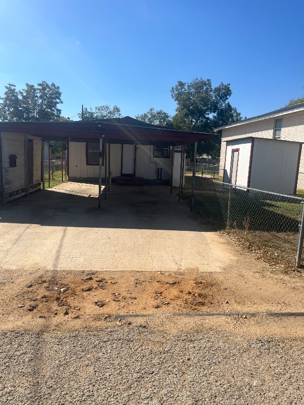 621 W Leona St in Pearsall, TX - Foto de edificio - Building Photo