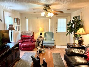 708 Avenue S in Marble Falls, TX - Foto de edificio - Building Photo