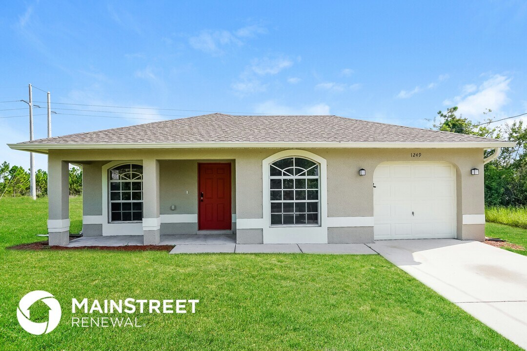 1249 Belgrave St in Ft. Myers, FL - Building Photo