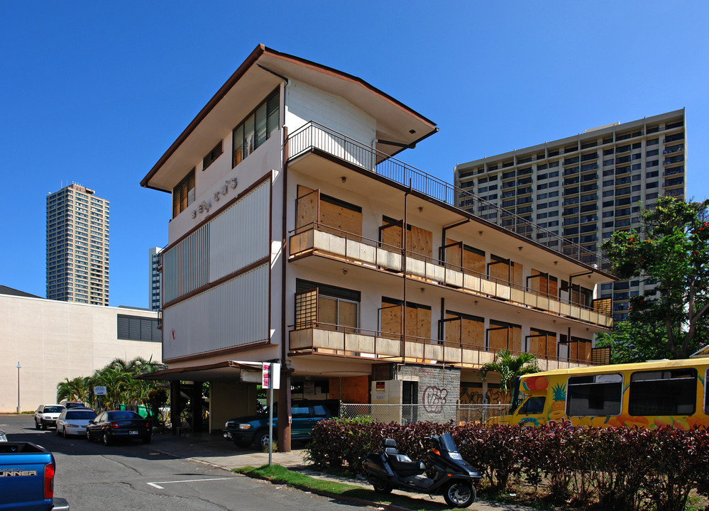 The Beach Apartments in Honolulu, HI - Building Photo