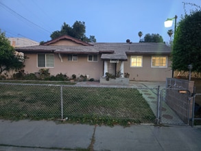 11194 Magnolia Ave in Riverside, CA - Foto de edificio - Building Photo