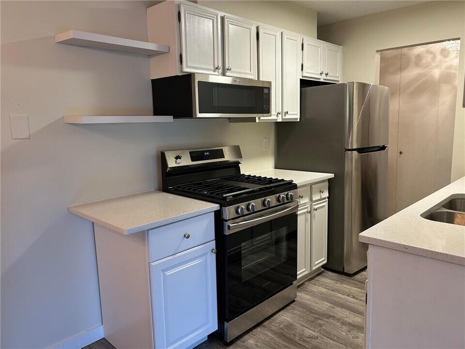 4820 Park Commons Dr in St. Louis Park, MN - Building Photo