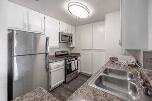 Paramount Terrace Apartments in Paramount, CA - Building Photo