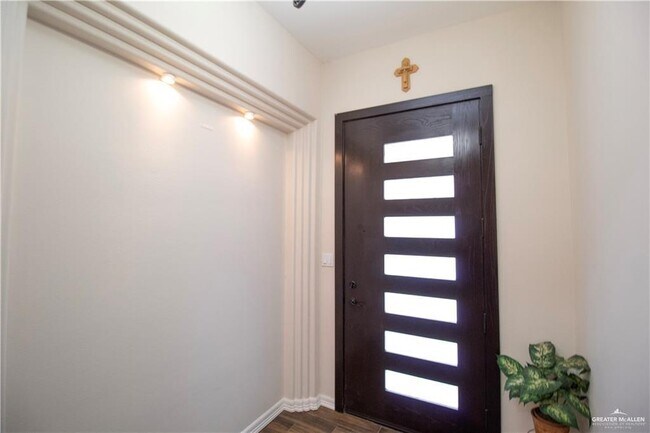 16 E Imperial Oaks Dr in Alton, TX - Building Photo - Building Photo