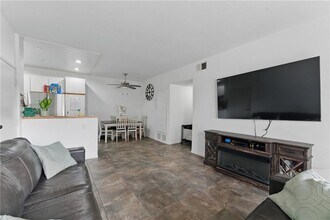 27645 Susan Beth Way, Unit Susan Beth B in Santa Clarita, CA - Foto de edificio - Building Photo