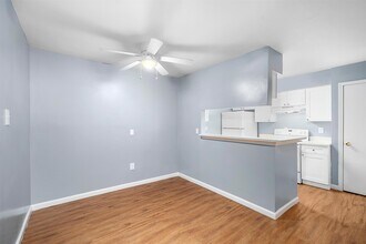 6415 S Lake Houston Pkwy in Houston, TX - Building Photo - Building Photo